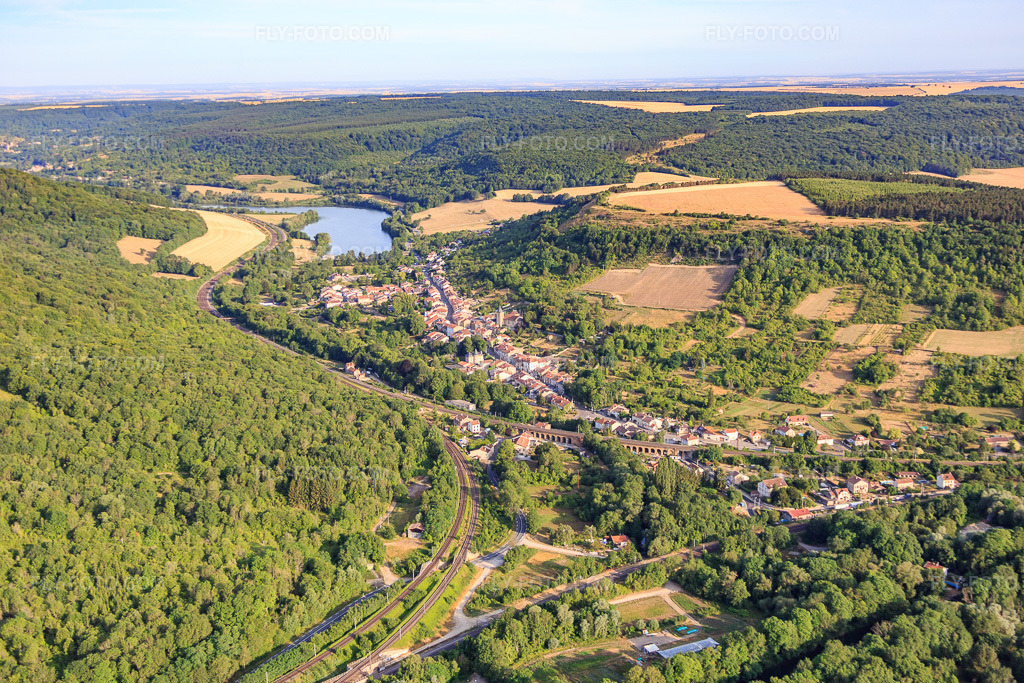 Aerial view: Village in the Moselle valley at the railway triangle from the east in Arnaville in the state Meurthe et Moselle, France. – Photo: IMG_083252.jpg taken on 07/12/2015 by Werner Riehm/FLY-FOTO.com – Resolution of the original: 5472 x 3648 px