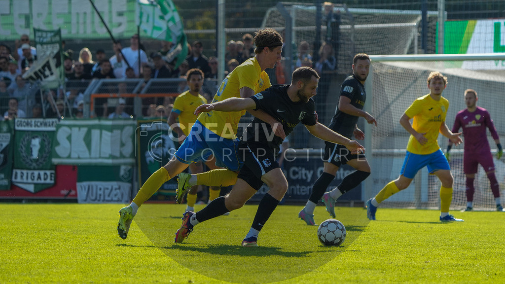 Fußball, Herren, Saison 2025/2026, Regionalliga Nordost, 10. Spieltag, FSV 63 Luckenwalde vs. BSG Chemie Leipzig, Samstag 27.09.2025, Werner-Seelenbinder-Stadion Luckenwalde, | Fußball, Herren, Saison 2025/2026, Regionalliga Nordost, 10. Spieltag, FSV 63 Luckenwalde vs. BSG Chemie Leipzig, Samstag 27.09.2025, Werner-Seelenbinder-Stadion Luckenwalde, Im Bild: Tim Kießling (r. Chemie) und Phillip König (l. Luckenwalde) - Realisiert mit Pictrs.com