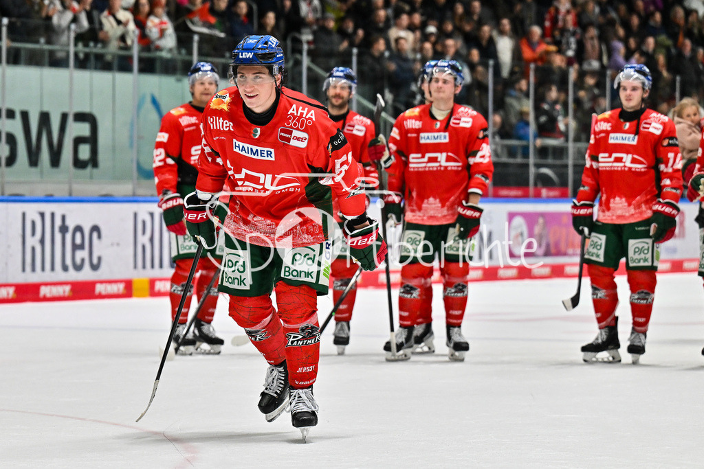 Augsburger Panther - Schwenninger Wild Wings | AUGSBURG, DEUTSCHLAND - 2. NOVEMBER: Die Spieler der Panther feier zusammen mit den Zuschauern den Heimsieg gegen Schwenningen nach dem Ligaspiel zwischen den Augsburger Panthern und den Schwenninger Wild Wings am 17. Spieltag der Penny DEL im Curt Frenzel Stadion am 02.11.2025 / Enrico HENRIQUEZ (Augsburger Panther 52)