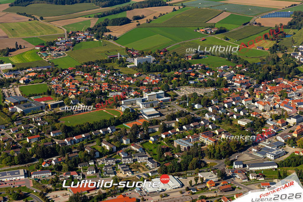Die Luftaufnahme Hof - Oberviechtach wurde 2021 mittels Flugzeug (keine Drohne) erstellt. Hohe Auflösung -für große Poster und Wandbilder geeignet!