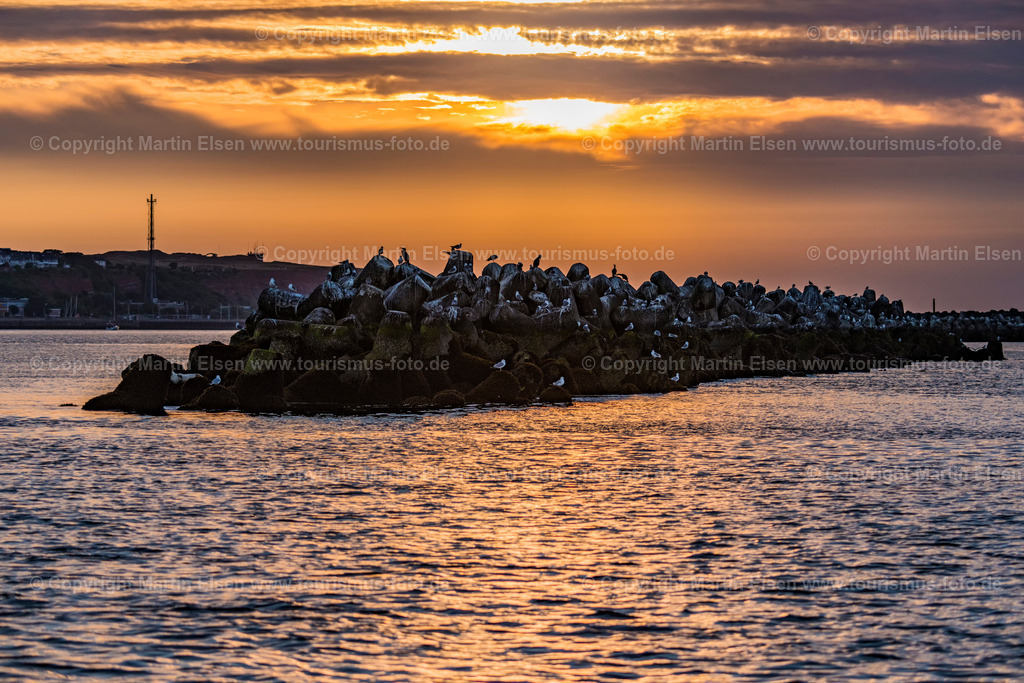 Helgoland Düne Sonnenuntergang_ELS_3674030818 | Helgoland - Aufnahmedatum: 03.08.2018, Aufnahmehöhe:  m, Koordinaten:  - , Bildgröße: 8055 x  5370 Pixel - Copyright 2018 by Martin Elsen, Kontakt: Tel.: +49 157 74581206, E-Mail: info@schoenes-foto.deSchlagwörter:Schleswig-Holstein,Landkreis Pinneberg,Düne,Hochseeinsel,Börteboote,Meer,Küste,Halunder,Oberland,Unterland,Strand,Seehunde,Robben,Lange Anna,Felsen,Roter Felsen,Luftbild,Luftbilder,Bastölpel - Realisiert mit Pictrs.com