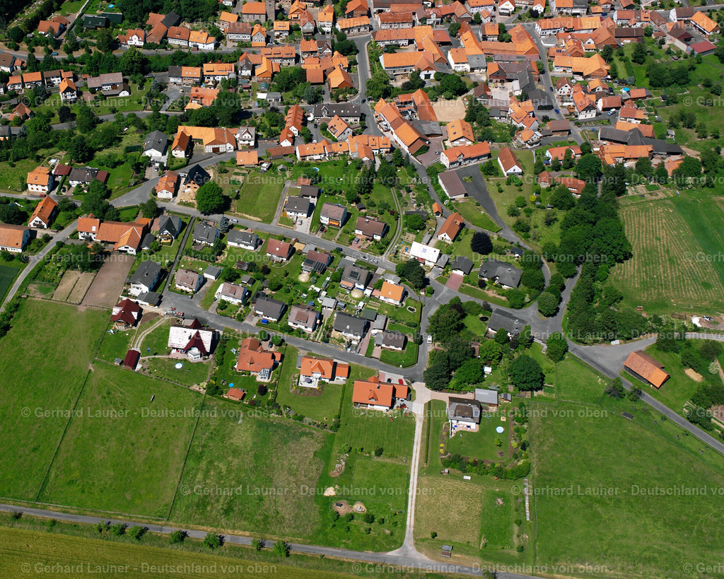 2508324 | LIPPOLDSHAUSEN 01.05.2005 Wohngebiet einer Mehrfamilienhaussiedlung  in Lippoldshausen im Bundesland Niedersachsen, Deutschland // Residential area of a multi-family house settlement  in Lippoldshausen in the state Lower Saxony, Germany Foto: Gerhard Launer