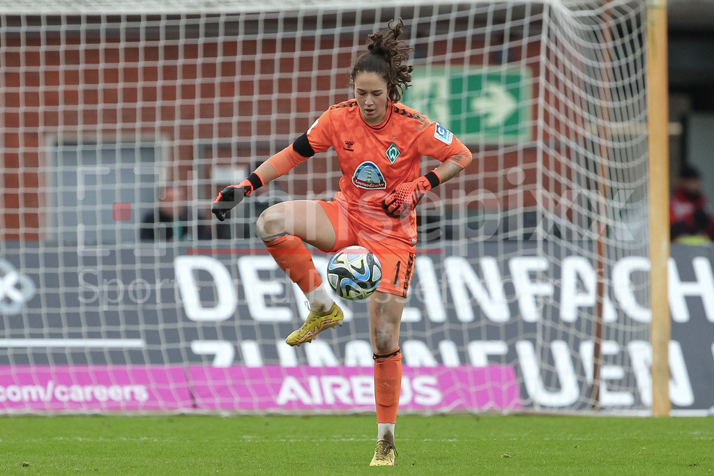 Fussball, Google Pixel Frauen-Bundesliga, SV Werder Bremen - 1. FC Nürnberg | v.li.: Livia Peng (Torhüterin, Torwart, SV Werder Bremen, 1) am Ball, Freisteller, Einzelbild, Ganzkörper, Aktion, Action, Spielszene, DIE DFB-RICHTLINIEN UNTERSAGEN JEGLICHE NUTZUNG VON FOTOS ALS SEQUENZBILDER UND/ODER VIDEOÄHNLICHE FOTOSTRECKEN. DFB REGULATIONS PROHIBIT ANY USE OF PHOTOGRAPHS AS IMAGE SEQUENCES AND/OR QUASI-VIDEO.