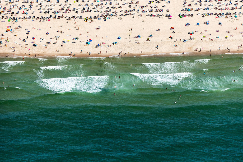 dr__0039609.jpg | SYLT 23.07.2019 Strandkorb- Reihen am Sand- Strand im Küstenbereich von Westerland in Sylt im Bundesland Schleswig-Holstein, Deutschland. // Beach chair on the sandy beach ranks in the coastal area von Westerland in Sylt in the state Schleswig-Holstein, Germany. Foto: Daniel Reiter