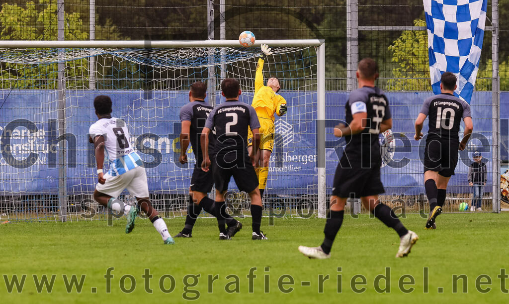 2023-08-05_132_FC_Langengeisling_gegen_SVN_Muenchen | Erding, Deutschland, 05.08.2023:
Fußball, Bezirksliga Oberbayern Ost 2023 / 2024, 2. Spieltag, FC Langengeisling gegen SVN München, Endergebnis: 1:3

Torschuss zum 0:2 durch Dylan Tougan (SVN München, #8)
Dylan Tougan (SVN München, #8), Andreas Buchberger (FC Langengeisling, #5), Lucas Seeholzer (FC Langengeisling, #2), Torwart Louis Rotert (FC Langengeisling, #12), Hannes Dornauer (FC Langengeisling, #33), Maximilian Maier (FC Langengeisling, #10)

Foto: Christian Riedel / fotografie-riedel.net