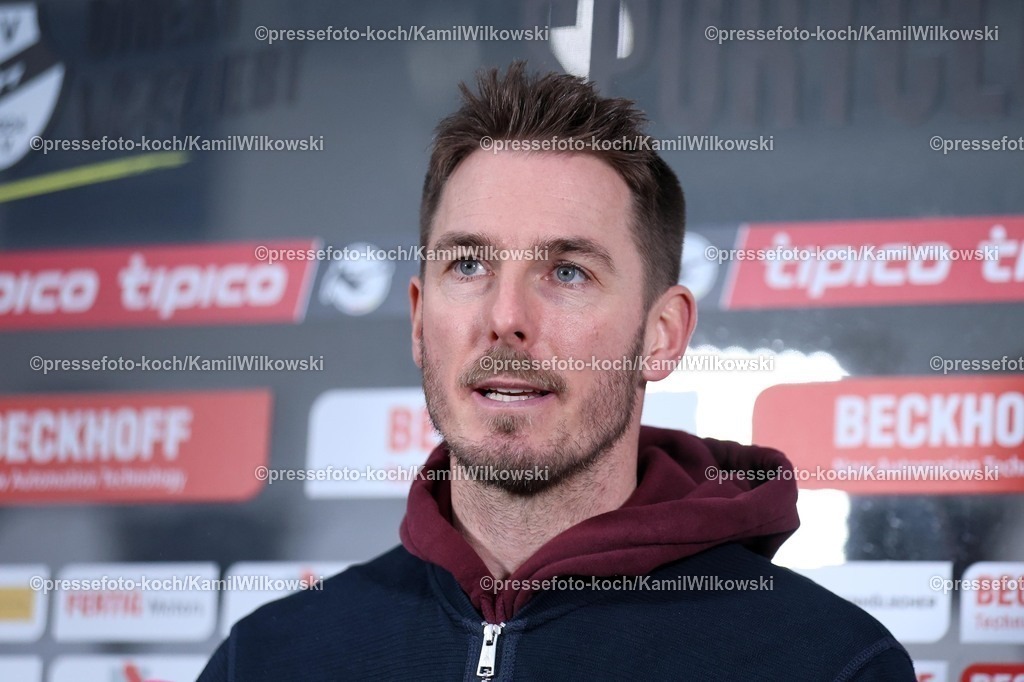 xKWIx13122501006 | 13.12.2025, xKWIx, Fußball, 3. Liga, SC Verl - Rot-Weiss Essen, SPORTCLUB Arena: Tobias Strobl (SC Verl Cheftrainer) im Interview Photo: xKamilxWilkowskixPressefotoKochx