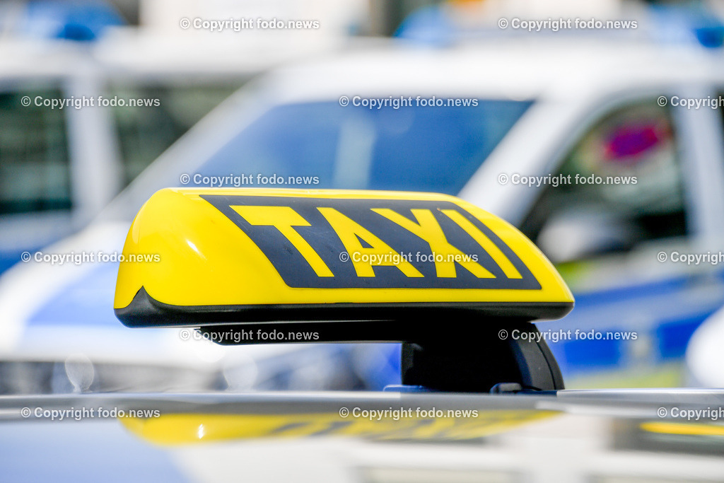 Deutschland_ Baden-Wuerttemberg_ Ulm_ 11.04.2025-30 | 11.04.2025, Deutschland, GER, Baden-Wuerttemberg, Ulm, im Bild Themenbild, Stadtansichten, Taxi, Schild, Zeichen, Standplatz, Nahverkehr, Personenbefoerderung, Feature, Symbolbild