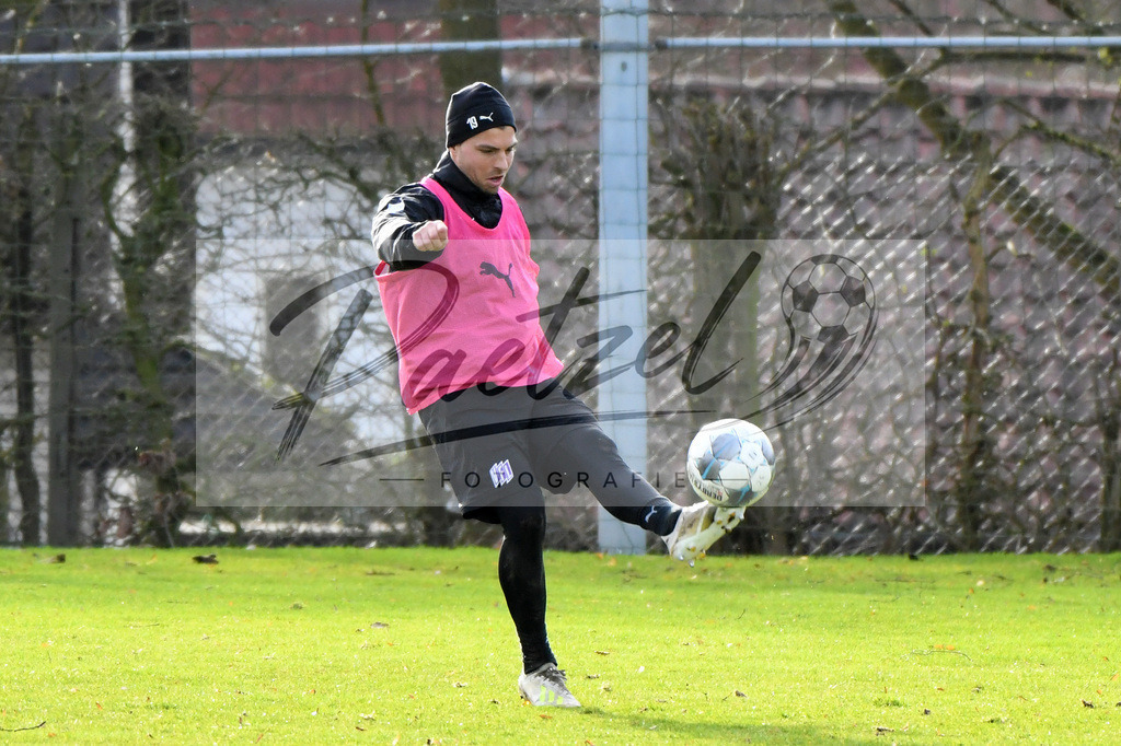 20200215_TRAOSN_0044 | Fussball, Herren: Kevin Wolze (VfL Osnabrueck) in Aktion, am Ball, Einzelaktion waehrend der Trainingseinheit des VfL Osnabrueck im Sportpark Illoshoehe am 15.02.2020 in Osnabrueck, Deutschland. - Realisiert mit Pictrs.com