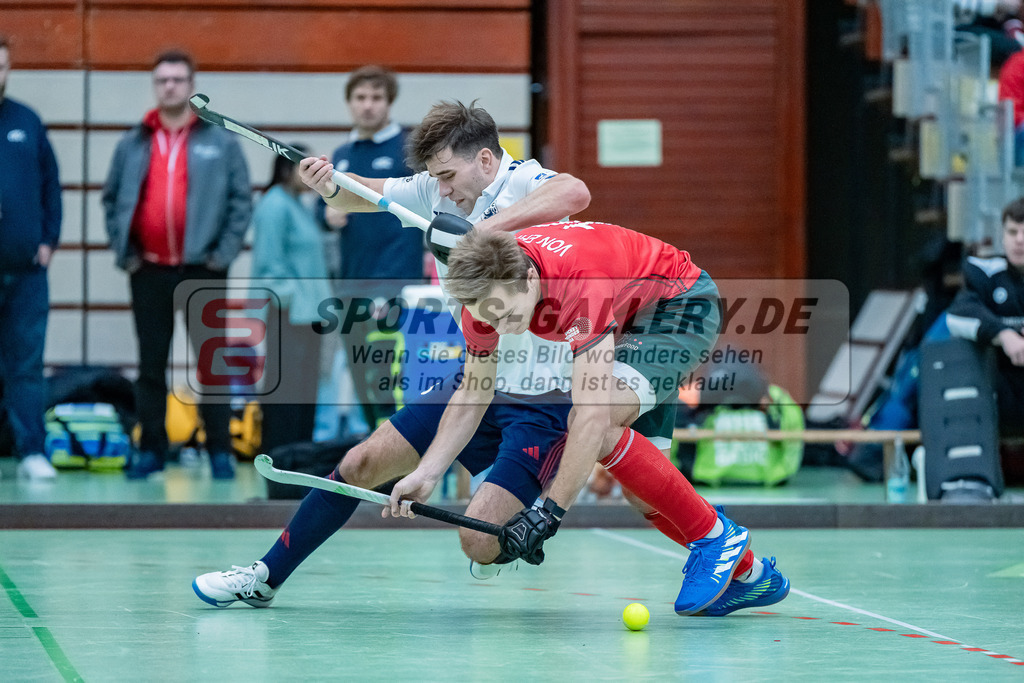 HK_20231217_107600 | 1. Bundesliga Herren Crefelder HC - Düsseldorfer HC  am 17.12.2023 Sporthalle Glockenspitz, Krefeld , Aumüller Leon ( Düsseldorfer HC #5 ) , van Ehren Christian ( Crefelder HTC #16 )
