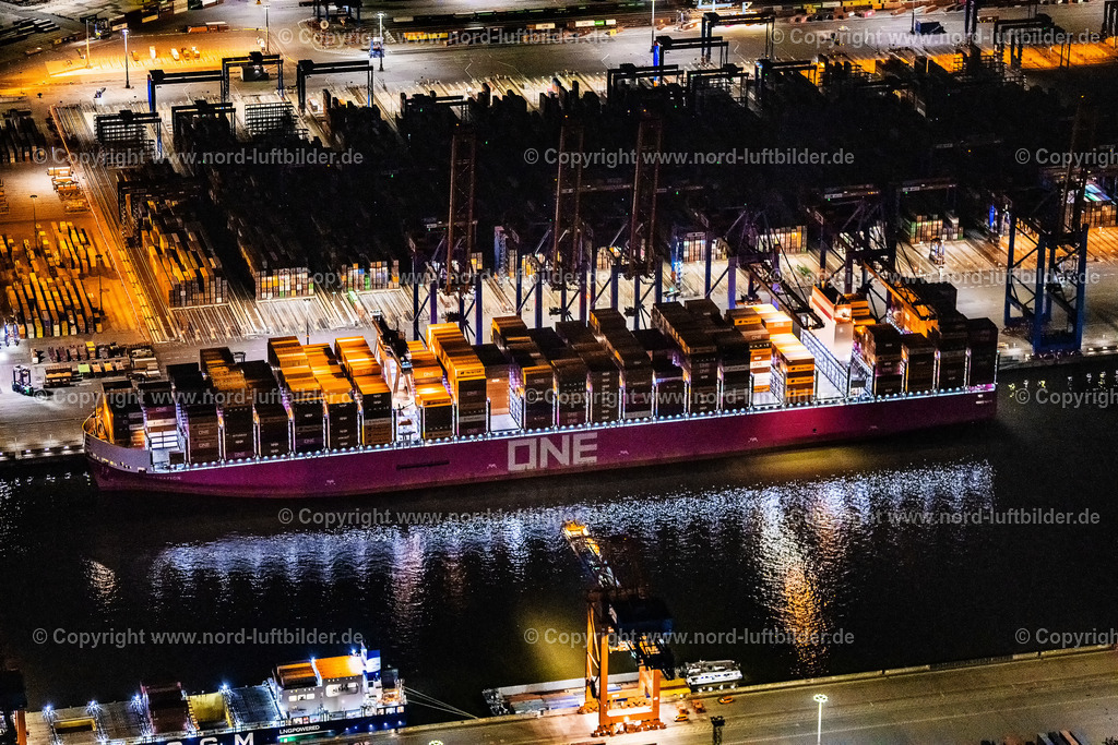Hamburg_Burchardkai_Containerschiff_One_CTB_HHLA_Nachtaufnahme_ELS_5961060325 | HAMBURG 06.03.2025 Nacht- Lichter und Beleuchtung HHLA Logistics Container Terminal Burchardkai im Hamburger Hafen in Hamburg. Weiterführende Informationen bei: EUROGATE GmbH & Co. KGaA, KG,  HPA Hamburg Port Authority,  Hamburger Hafen und Logistik Aktiengesellschaft. // Night lighting hHLA Logistics Container Terminal Burchardkai in the Port of Hamburg harbor in Hamburg in Germany. Further information at: EUROGATE GmbH & Co. KGaA, KG,  HPA Hamburg Port Authority,  Hamburger Hafen und Logistik Aktiengesellschaft. Foto: Martin Elsen