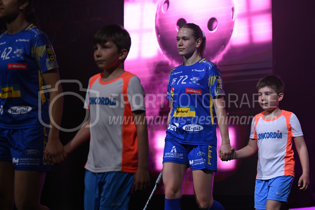 Kloten-Dietlikon Jets vs Skorpion Emmental Zollbrück - 15. April 2023 | 15.04.2023, Kloten, stimo arena, Swiss Unihockey Superfinal Frauen: Kloten-Dietlikon Jets - UHV Skorpion Emmental, Lea Suter (#72 Kloten-Dietlikon Jets) mit Einlaufkids. - Realisiert mit Pictrs.com