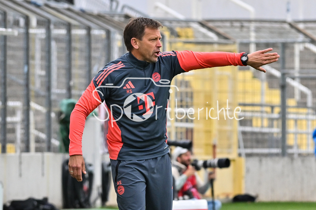 FC Bayern Amateure - FC Würzburger Kickers | im Bild Holger SEITZ Cheftrainer FC Bayern München II / Einzelfoto / Freisteller / Regionalliga Bayern: FC Bayern Amateure - FC Würzburger Kickers; Grünwalder Stadion am 27.09.2025
