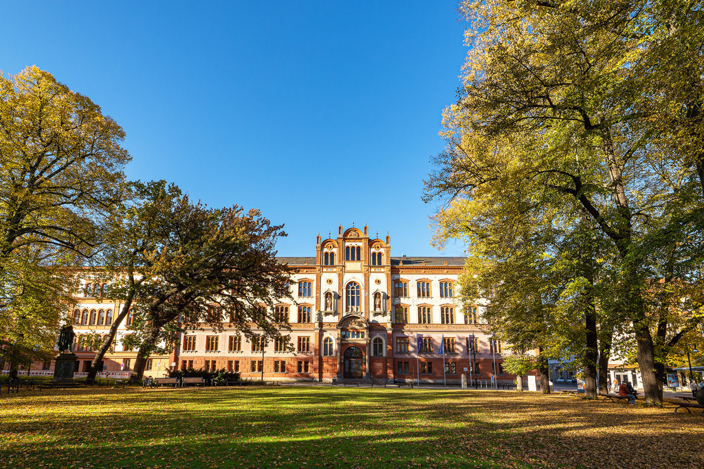 Blick auf die Universität in der Hansestadt Rostock im Herbst | Blick auf die Universität in der Hansestadt Rostock im Herbst.