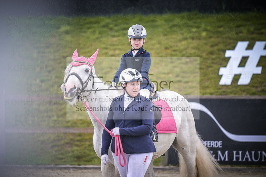 DOS_0015 | Entdecke hochwertige Reitturnierfotos von Foto Oger. Professionell, emotional und authentisch – jetzt Lieblingsmomente im Shop bestellen.Deutschlandweite Turnierfotografie. - Realisiert mit Pictrs.com