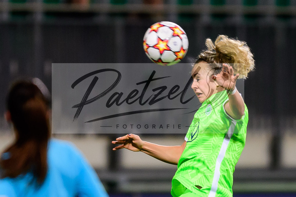 WOBJUV20211118_140 | Fussball, Frauen: Lena Lattwein (VfL Wolfsburg) in Aktion, am Ball, Einzelaktion bei dem Spiel der UEFA Women´s Champions League zwischen VfL Wolfsburg und Juventus Turin im AOK-Stadion am 18.11.2021 in Wolfsburg, Deutschland. - Realisiert mit Pictrs.com