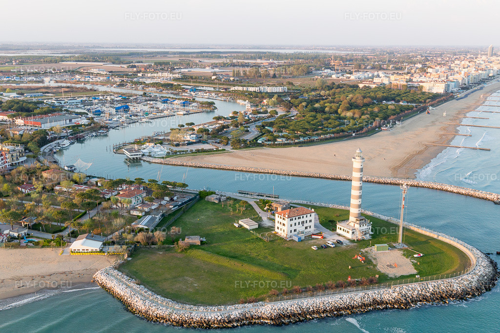 Vue aérienne: Leuchtturm als historisches Seefahrtszeichen im Küstenbereich der Adria in Lido di Jesolo à le quartier Foce Sile in Cavallino-Treporti dans le département Vénétie, Italie – .Photo: IMG_098315.jpg prise le 03/04/2017 par Werner Riehm/FLY-FOTO.eu – Résolution de l'original: 5365 x 3577 px