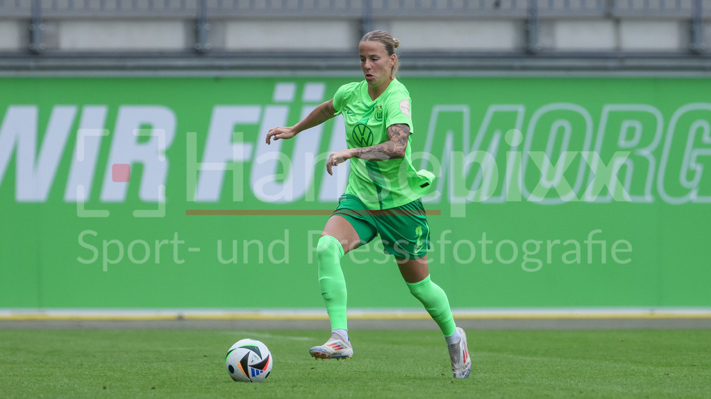Fussball, Testspiel Frauen, VfL Wolfsburg - PSV Eindhoven | v.li.: Lynn Wilms (VfL Wolfsburg, 2) am Ball, Freisteller, Einzelbild, Ganzkörper, Aktion, Action, Spielszene