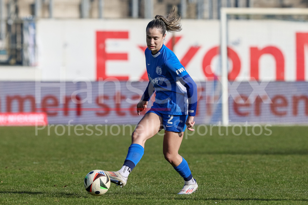 Fussball, 2. Frauen-Bundesliga, SV Meppen - SV 67 Weinberg | v.li.: Jeske Steenwijk (SV Meppen, 2) am Ball, Freisteller, Einzelbild, Ganzkörper, Aktion, Action, Spielszene, DIE DFB-RICHTLINIEN UNTERSAGEN JEGLICHE NUTZUNG VON FOTOS ALS SEQUENZBILDER UND/ODER VIDEOÄHNLICHE FOTOSTRECKEN. DFB REGULATIONS PROHIBIT ANY USE OF PHOTOGRAPHS AS IMAGE SEQUENCES AND/OR QUASI-VIDEO.
