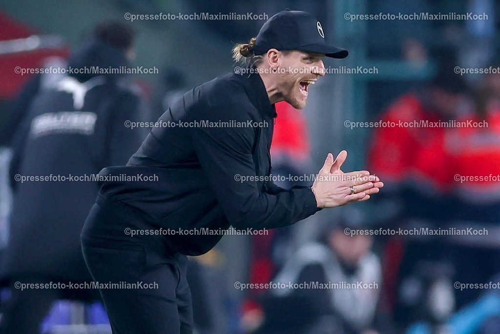 BMG13122502104 | 13.12.2025, Fußball, Borussia Mönchengladbach - VfL Wolfsburg, 1. Fußball Bundesliga, 14.Spieltag, Borussia-Park, Saison 2025 2026: Cheftrainer Eugen Polanski (Borussia Mönchengladbach) gestikulierend am Spielfeldrand    DFB regulations prohibit any use of photographs as image sequences and or quasi-video.