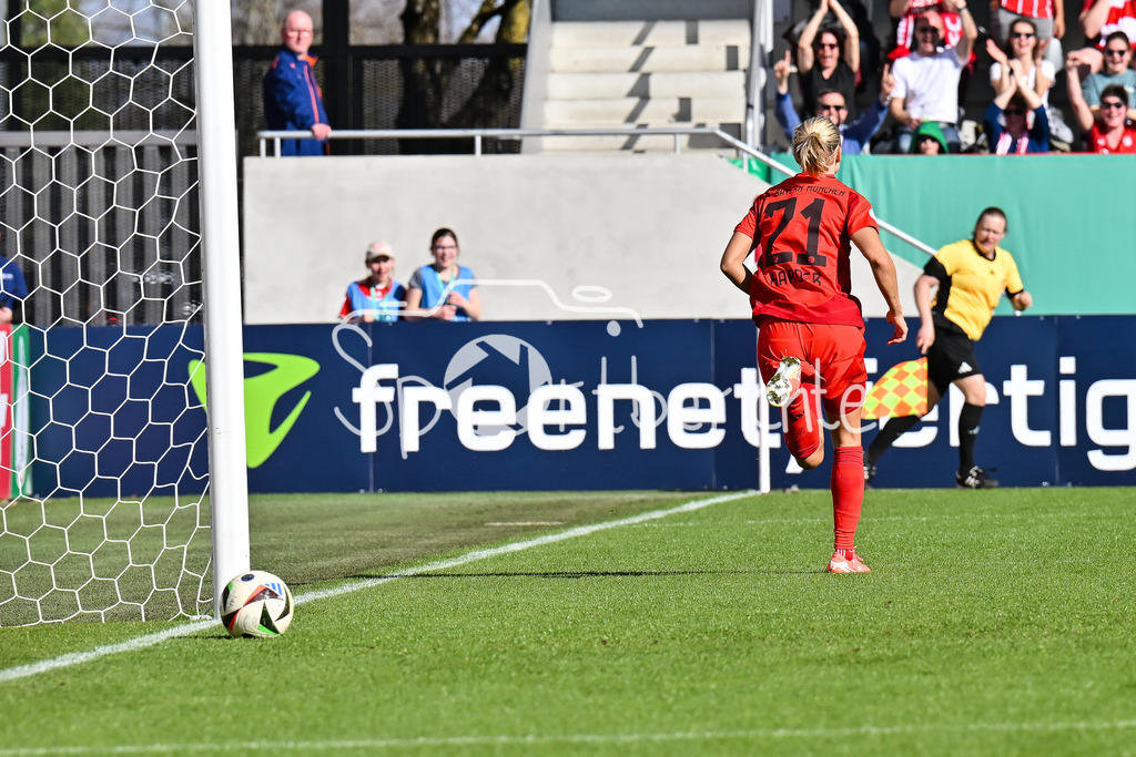 FC Bayern München - TSG 1899 Hoffenheim | Jubel der Bayern nach dem Treffer zum 3-2 durch Pernille HARDER (FCB #21) / Hattrick / Dreierpack / Frauen DFB Pokal: FC Bayern Muenchen - TSG 1899 Hoffenheim, FC Bayern Campus am 22.03.2025 / Tor / Torschuetze / Freude / Happy