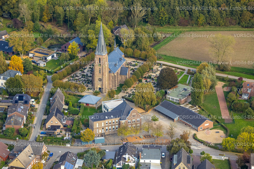 Kleve251005690 | Luftbild, Wohngebiet Ortsansicht Ortsteil Rindern, kath. St. Willibrord Rindern und Friedhof, unten Museum Forum Arenacum, kath. Grundschule Johanna-Sebus-Schule, Rindern, Kleve, Niederrhein, Nordrhein-Westfalen, Deutschland