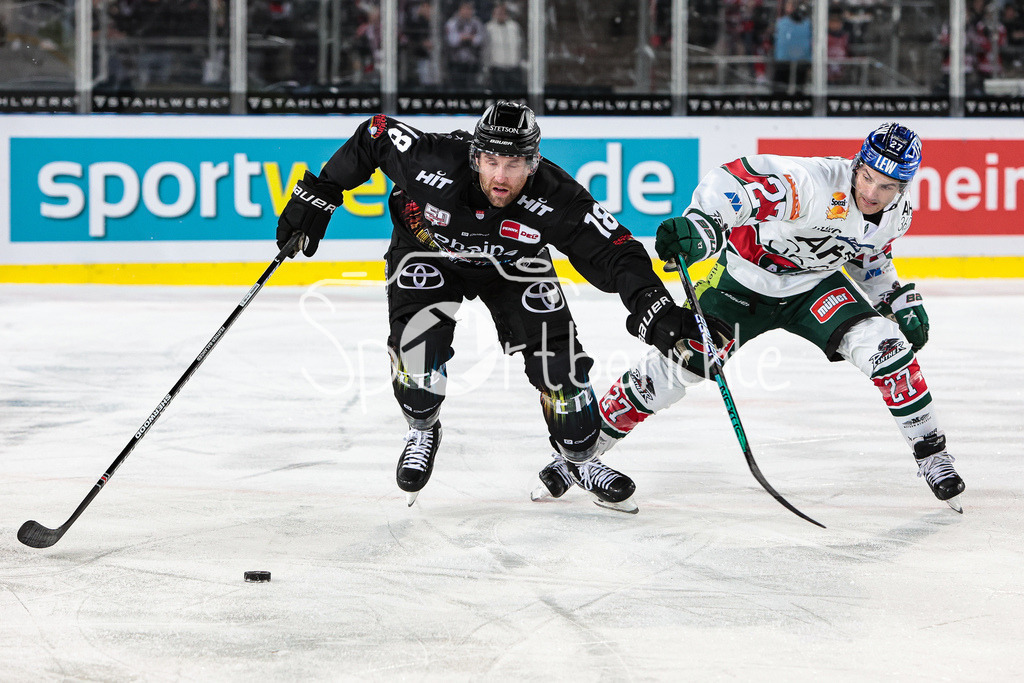Kölner Haie - Augsburger Panther | Ryan STANTON (KEC #18) im Duell mit Adam JOHNSON (AEV #27)