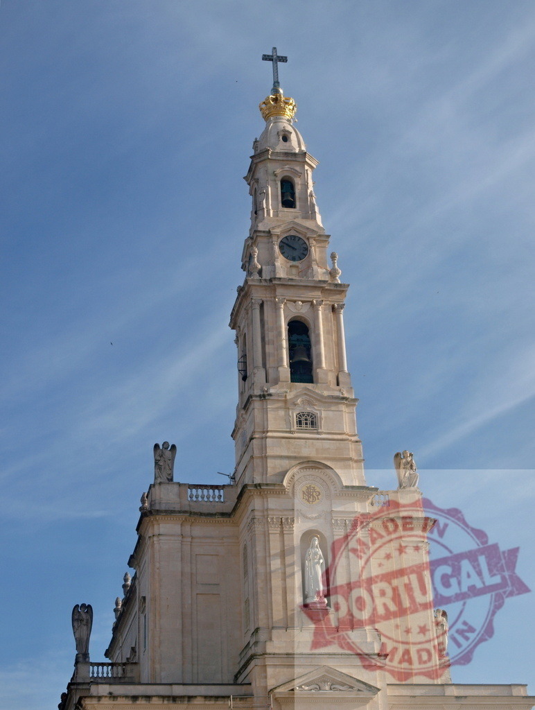 Sanctuary of Fatima bell tower standing tall against blue sky | Bell tower of Sanctuary of Fatima with statue of Virgin Mary and angels, Portugal - Realisiert mit Pictrs.com