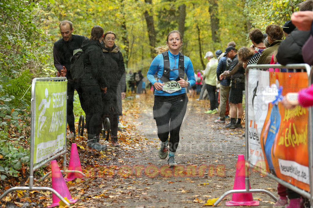251026_1303_EX1_2344 | Sportfotografie im Rhein-Sieg Kreis, Köln, Bonn, NRW, Rheinland Pfalz, Hessen, etc. Unser Tätigkeitsfeld umfasst den Laufsport vom Volkslauf über den Marathon, Duathlon, Triathon bis zum Ultralauf wie Kölnpfad Ultra oder Schindertrail.