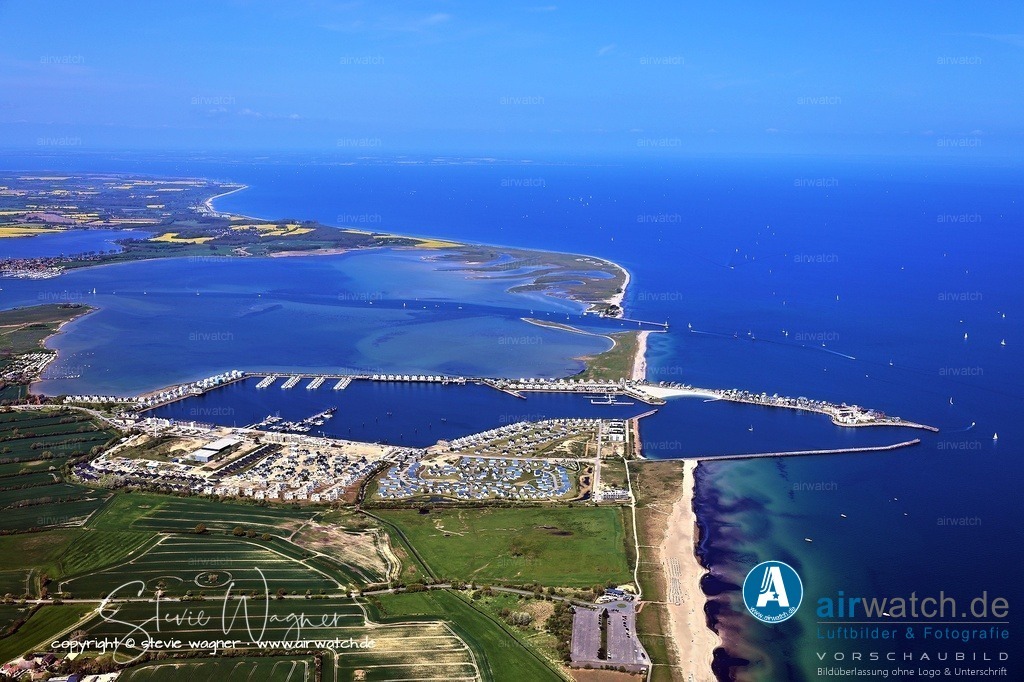 Luftbilder Ostseefjord Schlei, Maasholm, Port Olpenitz, Schleimünde | Der Spiegel bezeichnete das Projekt 2007 als „gewagt“. Es gab jedoch Streitigkeiten um den Bebauungsplan, die zu einer Verzögerung führten. Nachdem die Port Olpenitz GmbH im Oktober 2011 Insolvenz anmelden musste, übernahm die Helma Ferienimmobilien GmbH 2013 den Großteil des Projekts