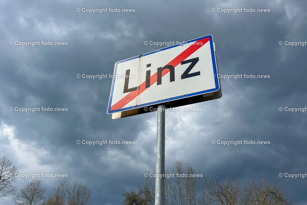 Linz_ Wetter_ Wolken_ 08.04.2025-3 | 08.04.2024, LINZ, AUT, Wetter, im Bild Themenbild, April, Aprilwetter, Wolken, Regenwolken, Himmel, Dunkel, Sturm, Unwetter, Wind, Tafel, Ortstafel, Ortsende, Symbolbild, Feature