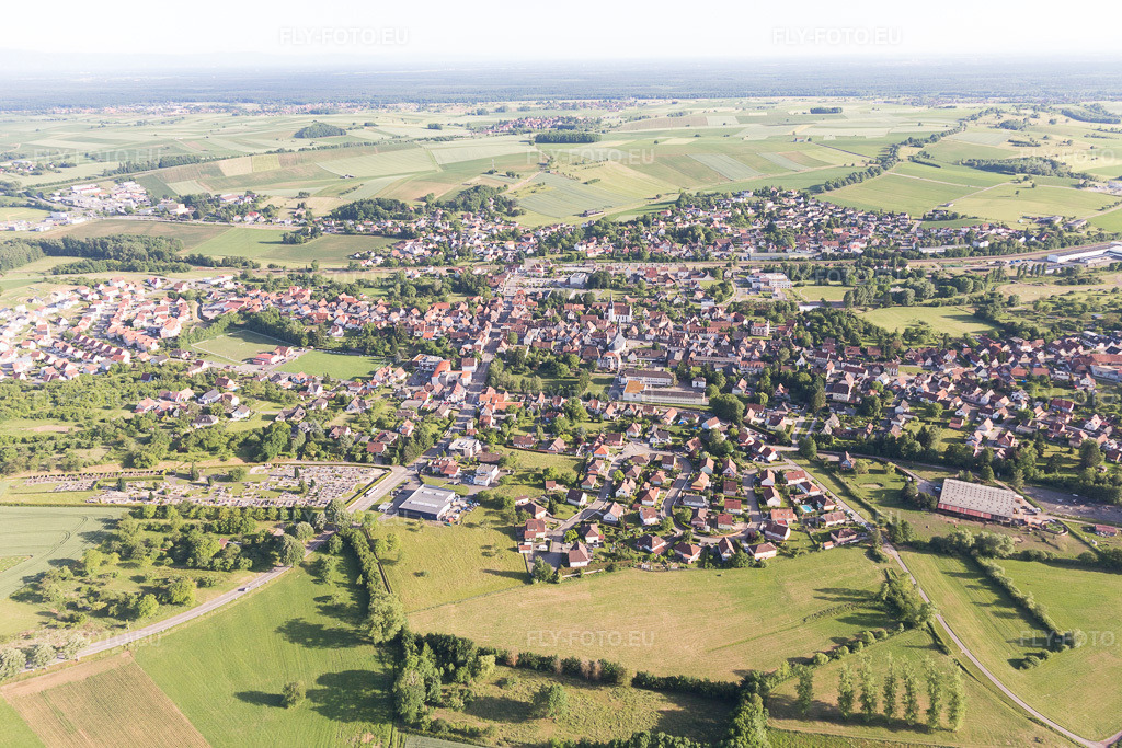 Vue aérienne: Vue de la ville à Retschwiller dans le département Bas Rhin, France. Photo: IMG_100768.jpg prise le 08/06/2017 par Werner Riehm/FLY-FOTO.eu – Résolution de l'original: 5057 x 3371 px