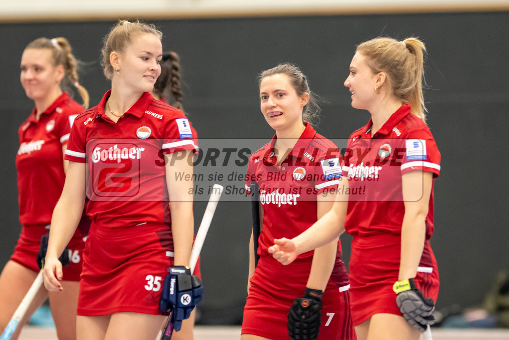 SFE_20221127_0012 | 1. Bundesliga Hockey Damen Düsseldorfer HC - Rot-Weiss Köln am 27.11.2022 in Düsseldorf (Düsseldorfer Hockeyclub 1905 e.V.), Photo: Stephan Fehrmann 2022 (Sports-Gallery),Pia Maertens ( Rot-Weiss Köln #35 ) ,Camille Nobis ( Rot-Weiss Köln #17 ) ,Lea Stöckel ( Rot-Weiss Köln #7 )
