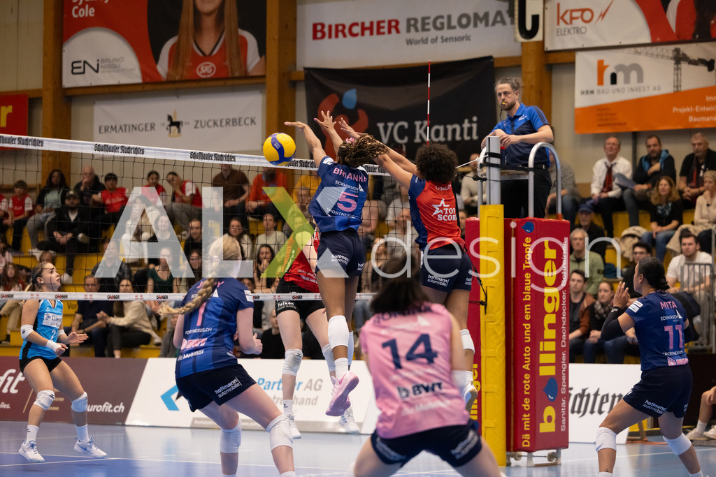 Volleyball I Frauen I Saison 2025-2026 I Volleyball NLA | Women I 1/2 Finals I  VC Kanti Schaffhausen - Sm'Aesch Pfeffingen I 18.03.2026 | 5 Brianna Green (USA) (Sm'Aesch Pfeffingen) – Mittelblock  //  23 Emma Ellis (USA) (Sm'Aesch Pfeffingen) – Diagonalangriff - Realisiert mit Pictrs.com