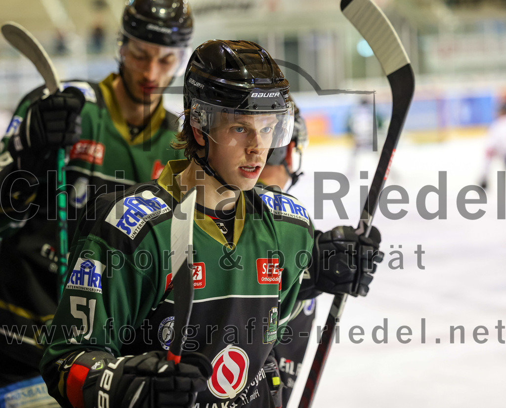 2022-11-06_068_TSV_Erding_gegen_EHC_Koenigsbrunn | Erding, Deutschland, 06.11.2022:
Eishockey, Bayernliga 2022 / 2023, 11. Spieltag, TSV Erding gegen EHC Königsbrunn, Endergebnis: 1:7

Ryan Murphy (Erding Gladiators, #51)

Foto: Christian Riedel / fotografie-riedel.net