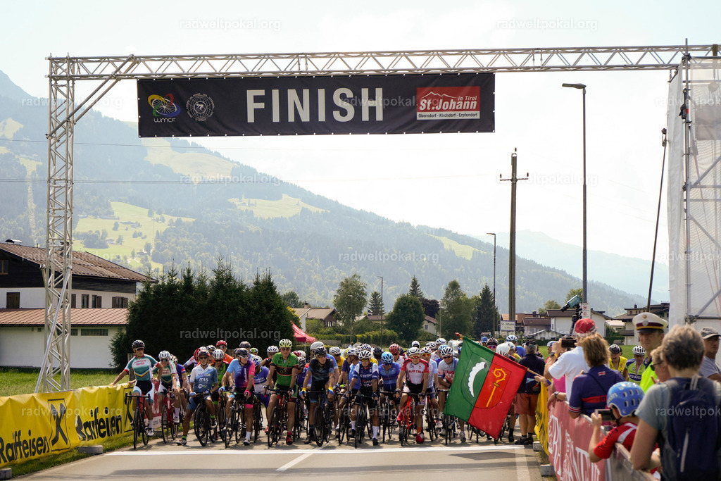 487_20230817_Bewerb_Maenner_Muehlanger | AUT - OESTERREICH, 2023-08-16: SPORT RENNRAD-FAHREN - 55. INTERNATIONALER RADWELTPOKAL IN ST. JOHANN IN TIROL  - Vintage-Radrennen mit WM-Bronze-Medaillen-Siegerin Christina Schweinberger, den Teilnehmer und Alexander Baumann (vom Orginastions-Team) - TAG 2 BEWERB MAENNER IN SECHS GRUPPEN  ; Foto: Roland Muehlanger