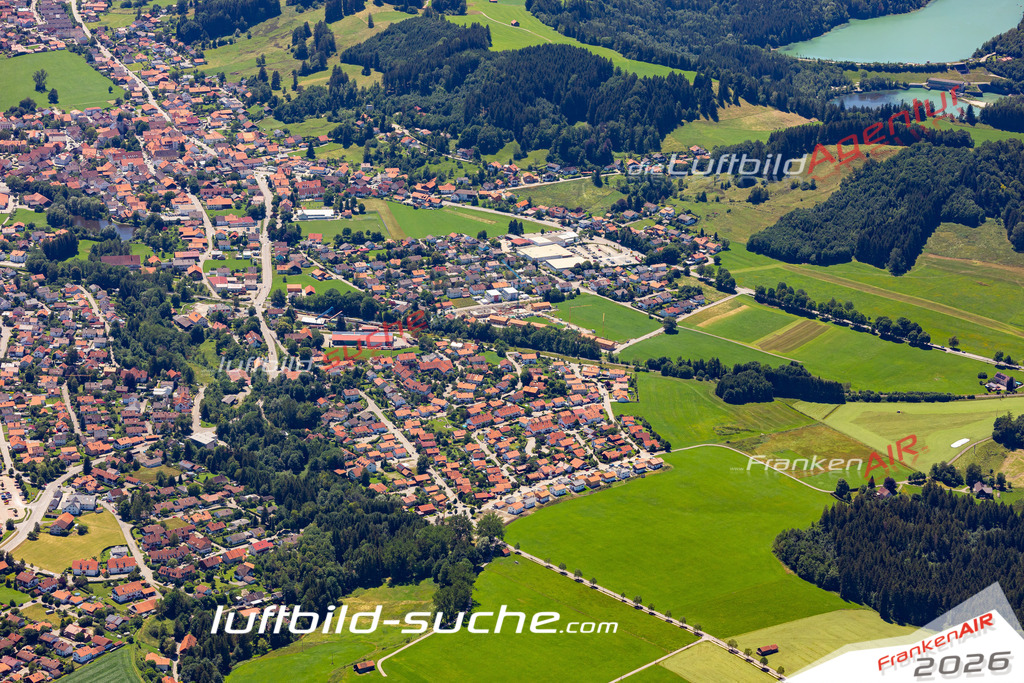 Aktuelles Luftbild von  Peiting - Die Luftaufnahme wurde 2022 mittels UL-Flugzeug erstellt ( keine Drohne ) - hochauflösende Kamera-Systeme von  Canon -Beste Qualität - Für grossformatige Ausdrucke geeignet. Die Geschenkidee !