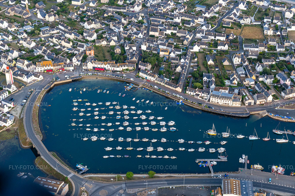 Aerial view: Port of Guilvinec-Treffiagat in Treffiagat in the state Finistere, France. – Photo: IMG_132654.jpg taken on 06/17/2022 by Werner Riehm/FLY-FOTO.com – Resolution of the original: 5472 x 3648 px
