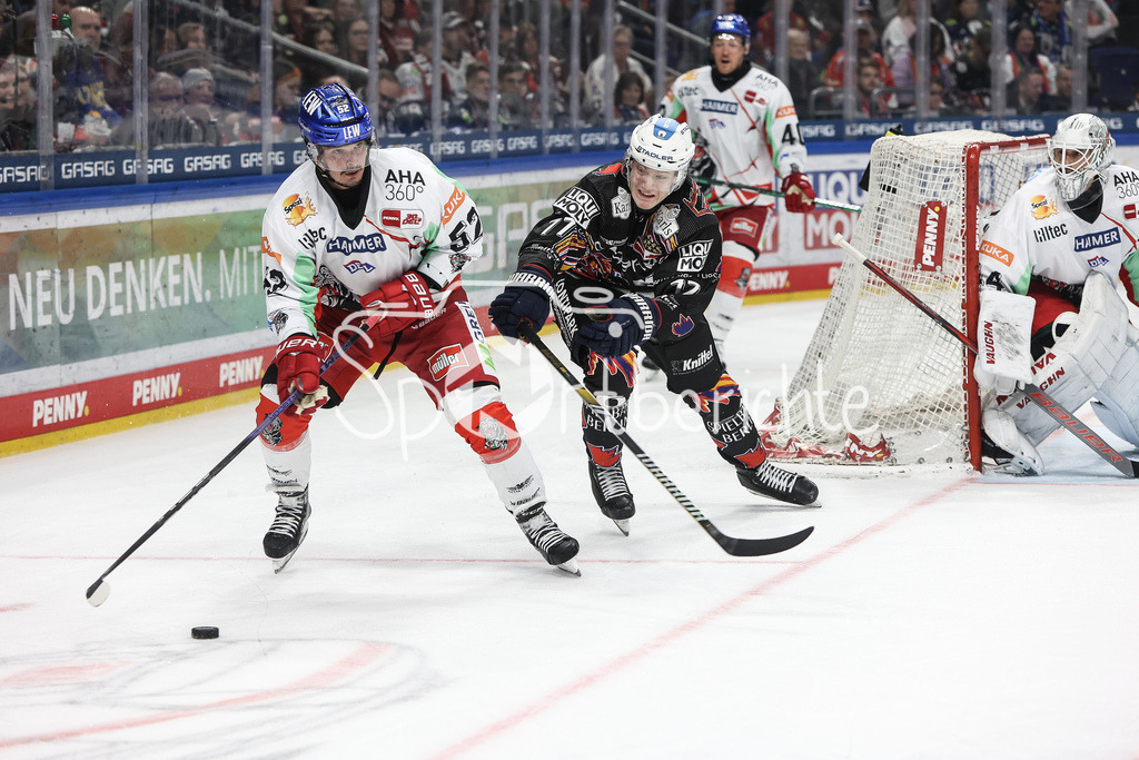 Eisbären Berlin - Augsburger Panther | im Duell Otso RANTAKARI (AEV #52) und Eric HOERDLER (EBB #77) / Zweikampf