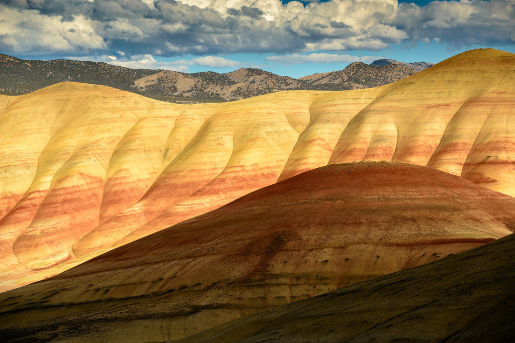 usa-2018-406 | Die Painted Hills sind eines der "sieben Wunder" des Bundesstaates Oregon im Nordwesten der USA. Die einzigartigen Farben der Erdschichten entstanden vor mehr als 35 Millionen Jahren durch Vulkanausbrüche und Klimaveränderungen. - Realisiert mit Pictrs.com