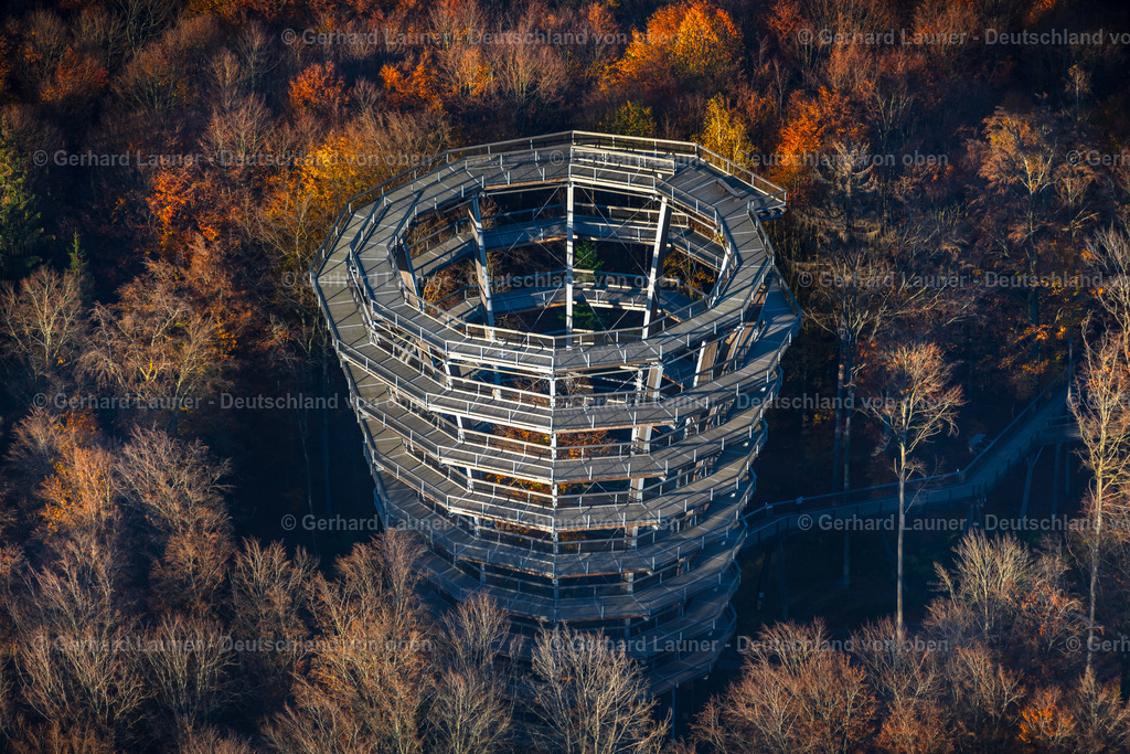 4042677 | EBRACHER FORST 05.11.2020 Bauwerk des Aussichtsturmes " Baumwipfelpfad Steigerwald Tower " in Ebracher Forst im Bundesland Bayern, Deutschland. Weiterführende Informationen bei: Bayerische Staatsforsten AöR. // structure of the observation tower " Baumwipfelpfad Steigerwald Tower " in Ebracher Forst in the state Bavaria, Germany. Further information at: Bayerische Staatsforsten AoeR. Foto: Gerhard Launer
