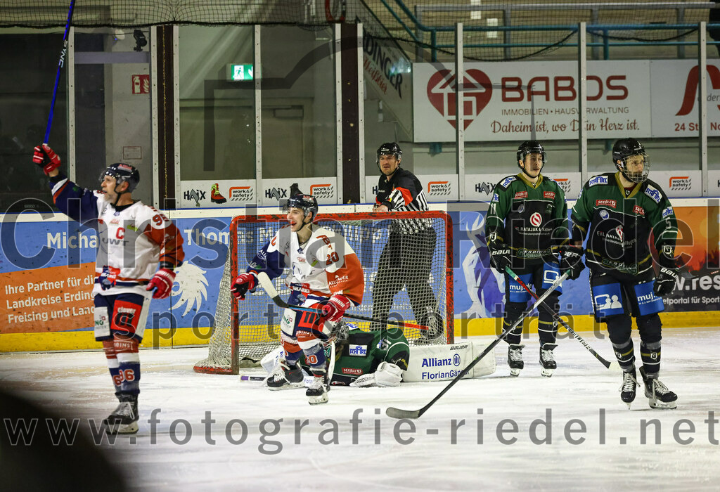 2023-03-03_100_TSV_Erding_gegen_ESC_Kempten | Erding, Deutschland, 03.03.2023:
Eishockey, Bayernliga Playoffs 2022 / 2023, Viertelfinale, TSV Erding gegen ESC Kempten, Endergebnis: 9:3

Jakub Revaj (ESC Kempten, #20), Torwart Christoph Schedlbauer (Erding Gladiators, #31), Sebastian Busch (Erding Gladiators, #11), Florian Zimmermann (Erding Gladiators, #5)

Foto: Christian Riedel / fotografie-riedel.net