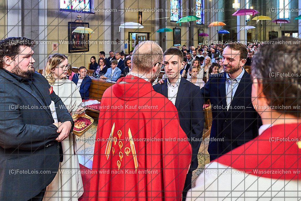 ALP1171_PfarrFirmung Wieselburg_Firmvorgang | (C)FotoLois.com, Alois Spandl, Firmung in der Pfarrkirche Wieselburg mit Generalvikar Dr. Christoph Weiss, Dechant Pfarrer Daniel Kostrzycki und Monignore Franz Dammerer, Sa 15. Juni 2024.