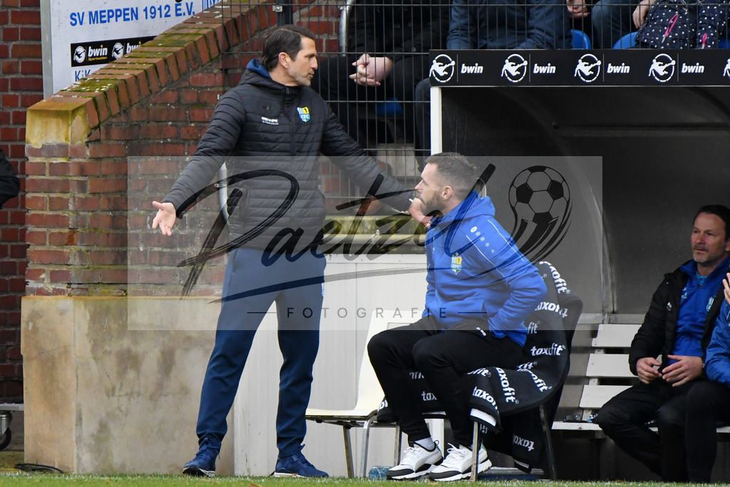 20200201_MEPCHE_0108 | Fußball, Herren: Trainer Patrick Gloeckner (Chemnitzer FC) schaut enttaeuscht, niedergeschlagen, frustriert waehrend des Spiels der 3. Liga zwischen SV Meppen und Chemnitzer FC in der Haensch-Arena am 01.02.2020 in Meppen, Deutschland. DFB / DFL REGULATIONS PROHIBIT ANY USE OF PHOTOGRAPHS AS IMAGE SEQUENCES AND/OR QUASI-VIDEO. - Realisiert mit Pictrs.com