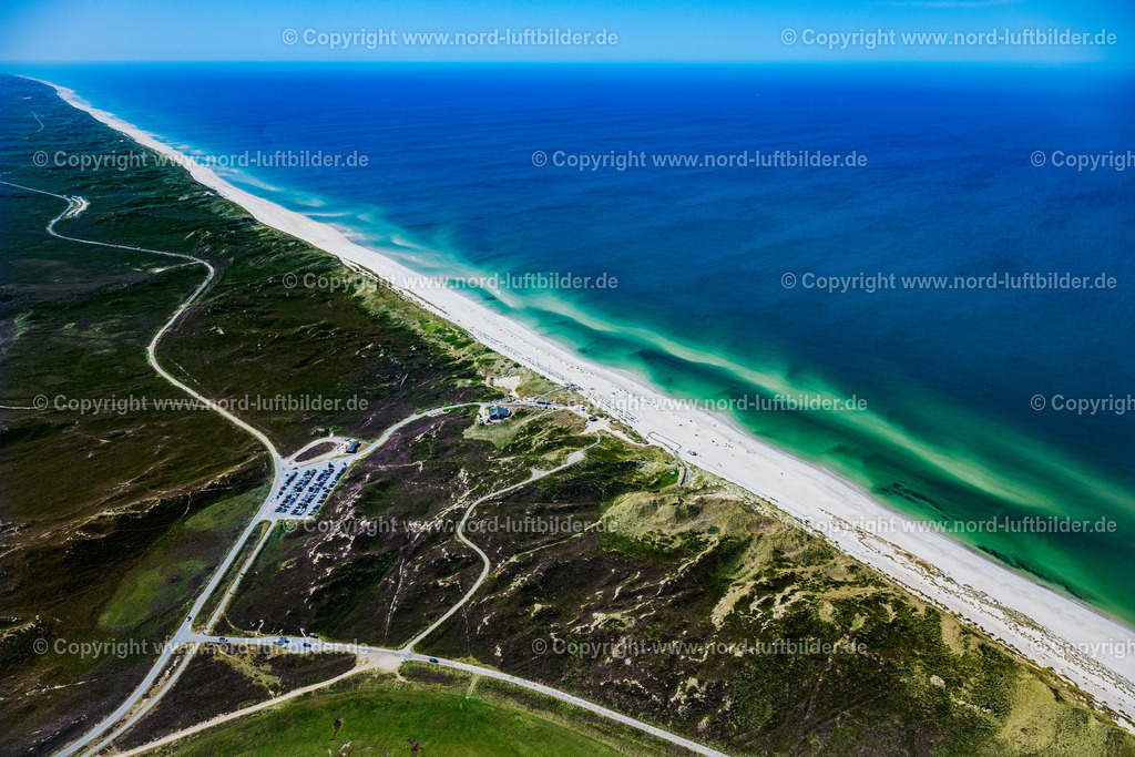 Sylt_List_Strandhalle_ELS_9168130825 | LIST AUF SYLT 21.06.2025 Standgaststätte " Strandhalle " an der Küsten- Landschaft am Sylter Ellenbogen in List im Bundesland Schleswig-Holstein, Deutschland. // Beach restaurant "Strandhalle" on the coastal landscape at the Sylter Ellenbogen in List in the federal state of Schleswig-Holstein, Germany. Foto: Martin Elsen