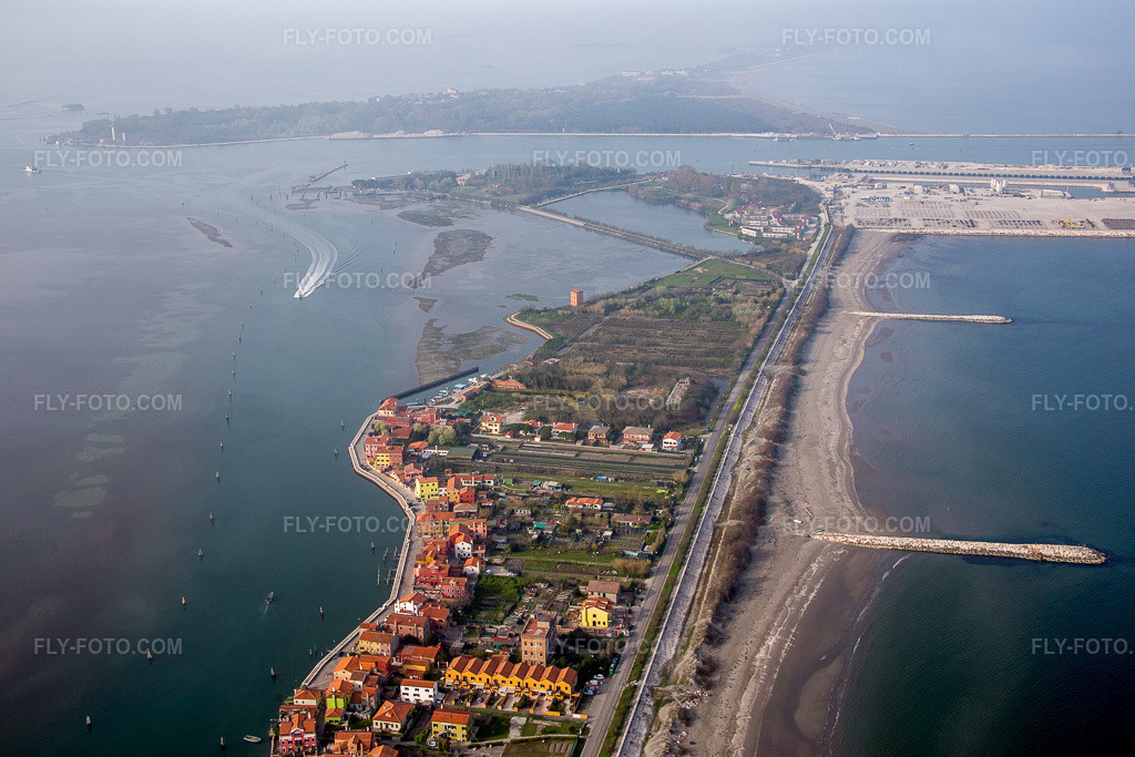 Aerial view: View of the town in San Pietro in Volta in the state Veneto, Italy. – Photo: IMG_087470.jpg taken on 04/06/2016 by Werner Riehm/FLY-FOTO.com – Resolution of the original: 5472 x 3648 px