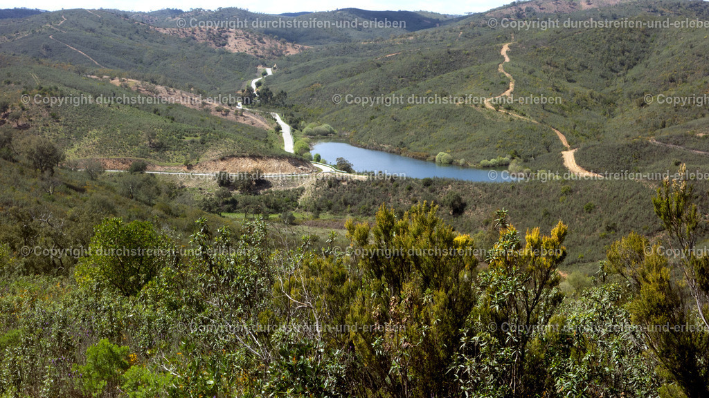 Blick auf kleines Wasserreservoir und Berge bei Sarnadinha, Serra do Caldeirão, Algarve | Blick auf kleines Wasserreservoir und Berge bei Sarnadinha, Serra do Caldeirão, Algarve - Realisiert mit Pictrs.com
