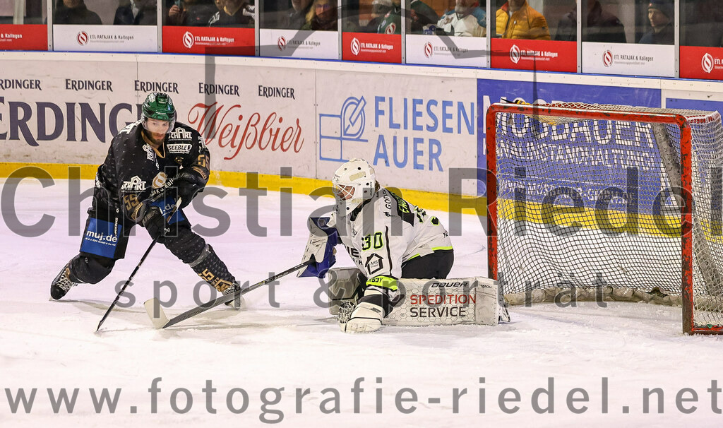2024-03-01_048_TSV_Erding_gegen_ERSC_Amberg | Erding, Deutschland, 01.03.2024:
Eishockey, Bayernliga Playoffs 2023 / 2024, 5. Spieltag, TSV Erding gegen ERSC Amberg, Endergebnis: 9:0

Petr Pohl (Erding Gladiators, #55), Torwart Janik Engler (ERSC Amberg, #30)

Foto: Christian Riedel / fotografie-riedel.net