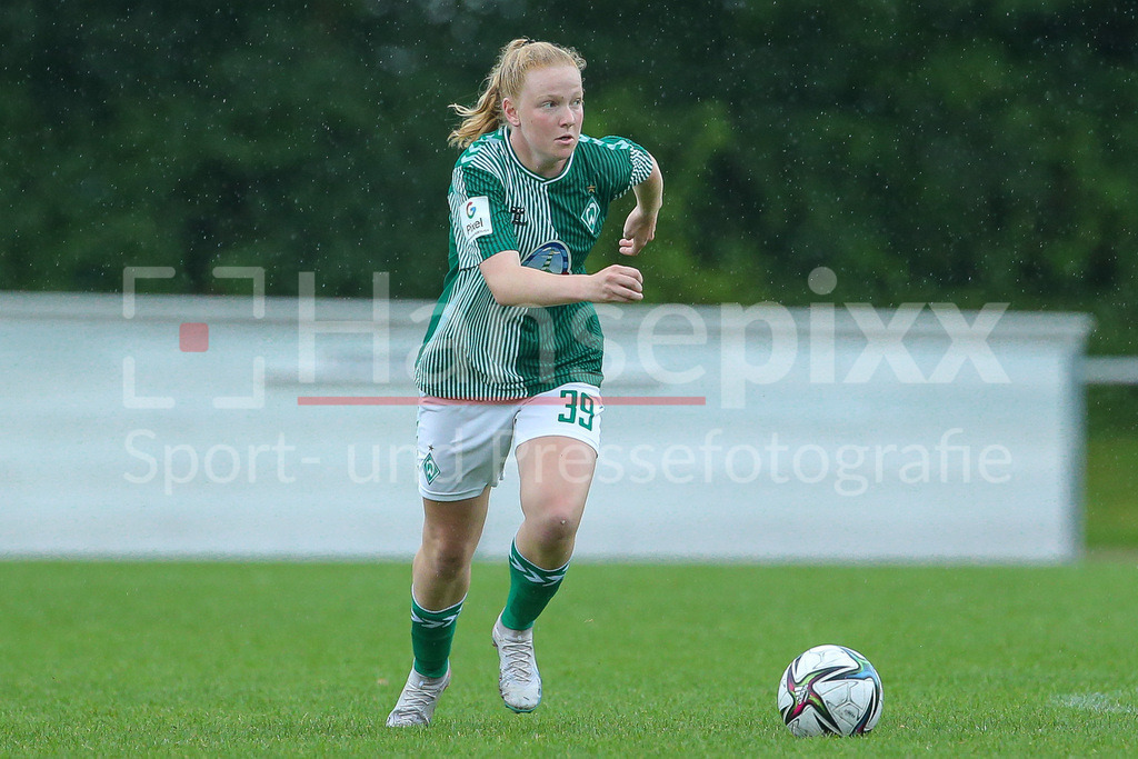 Fussball, Testspiel Frauen, SV Henstedt-Ulzburg - SV Werder Bremen | v.li.: Jette Behrens (SV Werder Bremen, 39) Freisteller, Einzelbild, Ganzkörper, Aktion, Action, Spielszene
