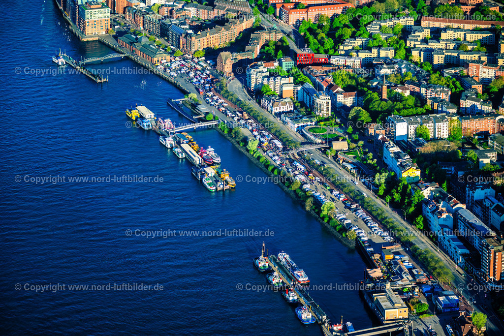 Hamburg_Altona_Fischmarkt_Fischauktionshalle_ELS_0848270425 | HAMBURG 27.04.2025 Besucher und Marktbeschicker St. Pauli Fischmarkt im Ortsteil Altonaer Fischmarkt in Hamburg, Deutschland. Weiterführende Informationen bei: Hafen Hamburg Marketing e.V. (HHM),  hamburg.de GmbH & Co. KG. // Visitors and market patrons at the St. Pauli fish market in the Altonaer Fischmarkt district in Hamburg, Germany. Further information at: Hafen Hamburg Marketing e.V. (HHM),  hamburg.de GmbH & Co. KG. Foto: Martin Elsen