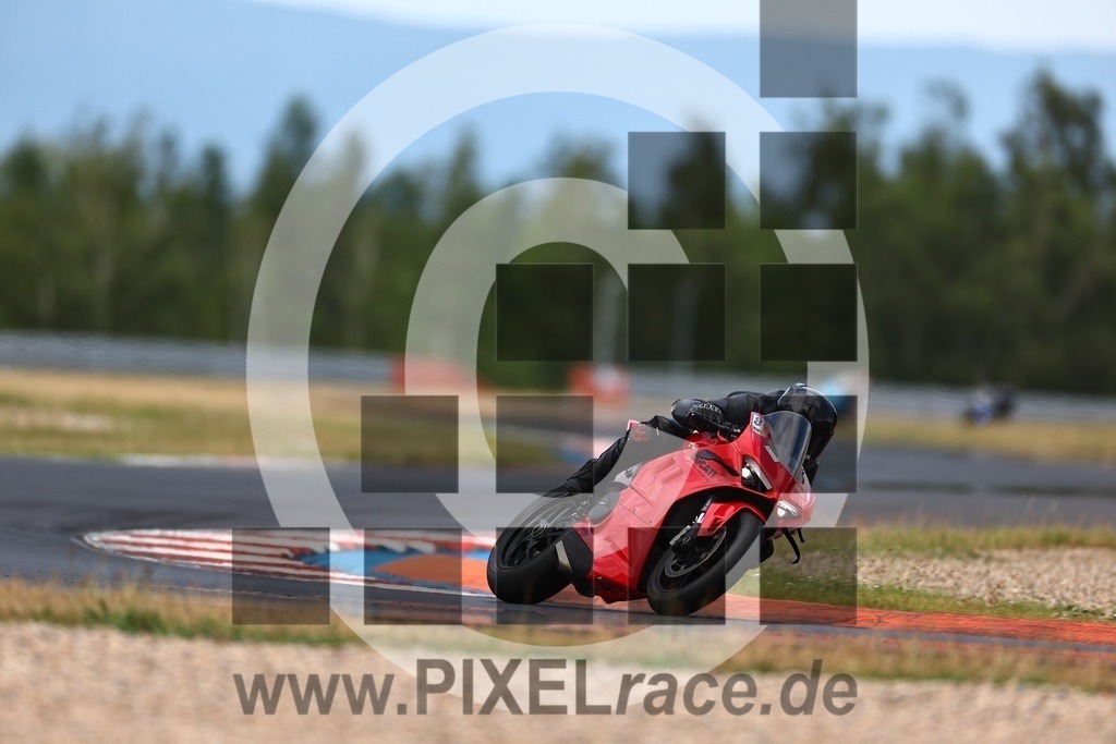 0009-20250716_01810 | Schöne Erinnerungen an spannende Momente - das festzuhalten ist unser Job. PIXELrace.de ist seit 2003 auf den Rennstrecken Europas unterwegs um die Action draußen beim Fahren und die wunderbare Stimmung imm Fahrerlager für euch einzufangen.